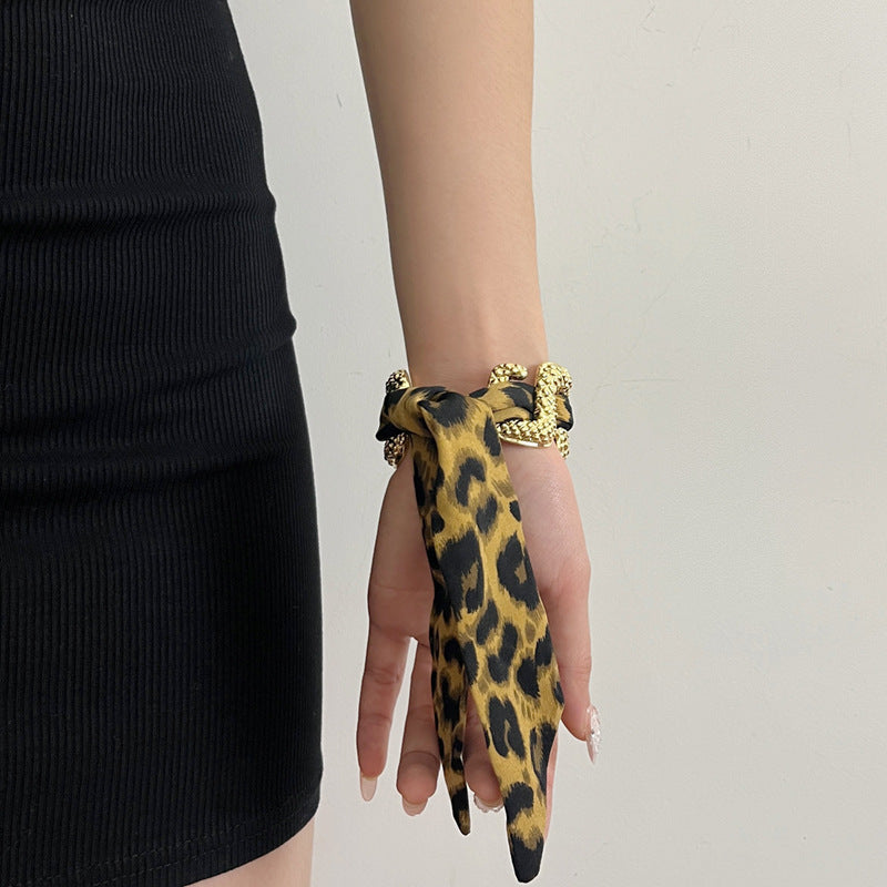Wholesale Middle Ancient vintage Golden Leopard Scarf Open Niche High-end Delicate Bracelet